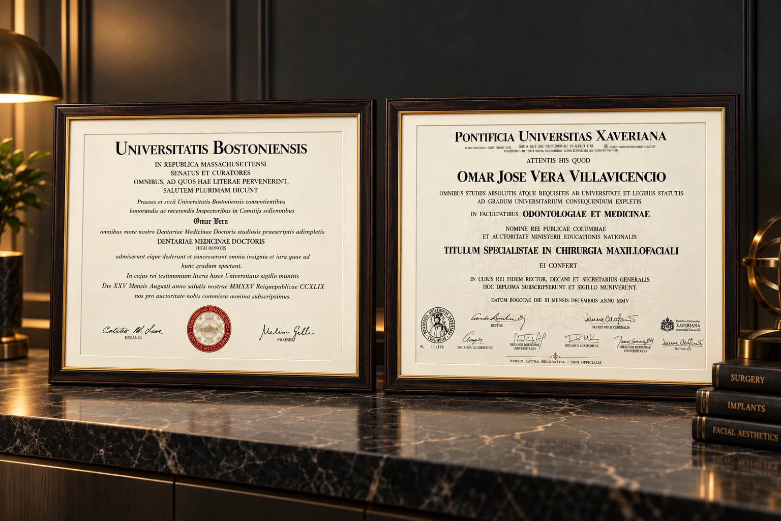 Representación visual de dos diplomas enmarcados. Composición con IA; la versión latina de Javeriana es decorativa y no oficial